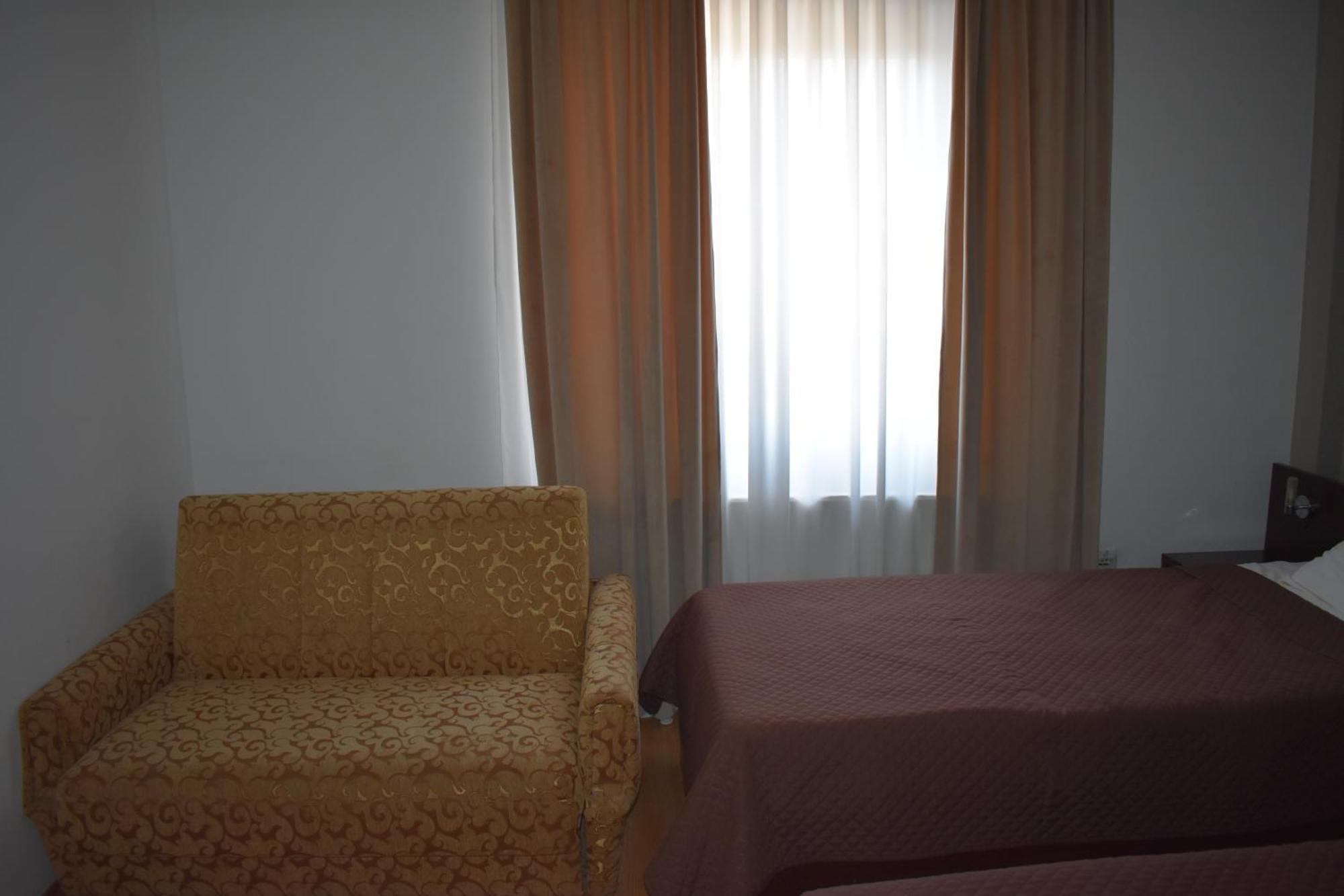 Garni Hotel Lion Jagodina Ngoại thất bức ảnh
